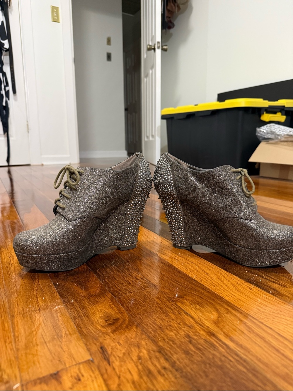 Gianni Bini Metallic Gray Glitter Platform Wedge Oxford Heels